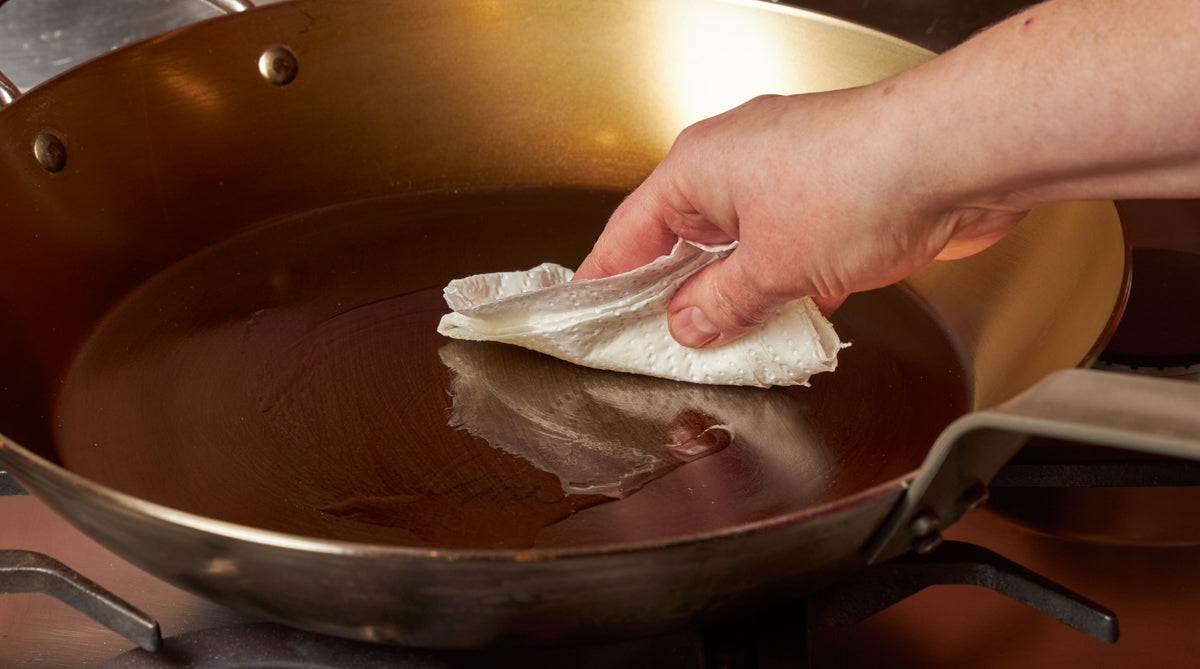 rasvapoltto instekning seasoning rasvanpoltto hiiliteräspannu kolstålspanna paistinpannu