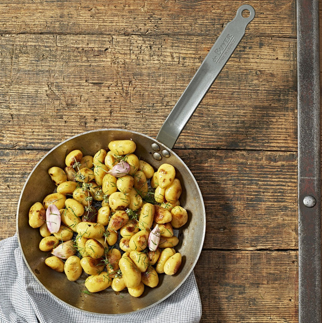 De Buyer Carbone Plus kolstålspanna med gjutjärnshandtag