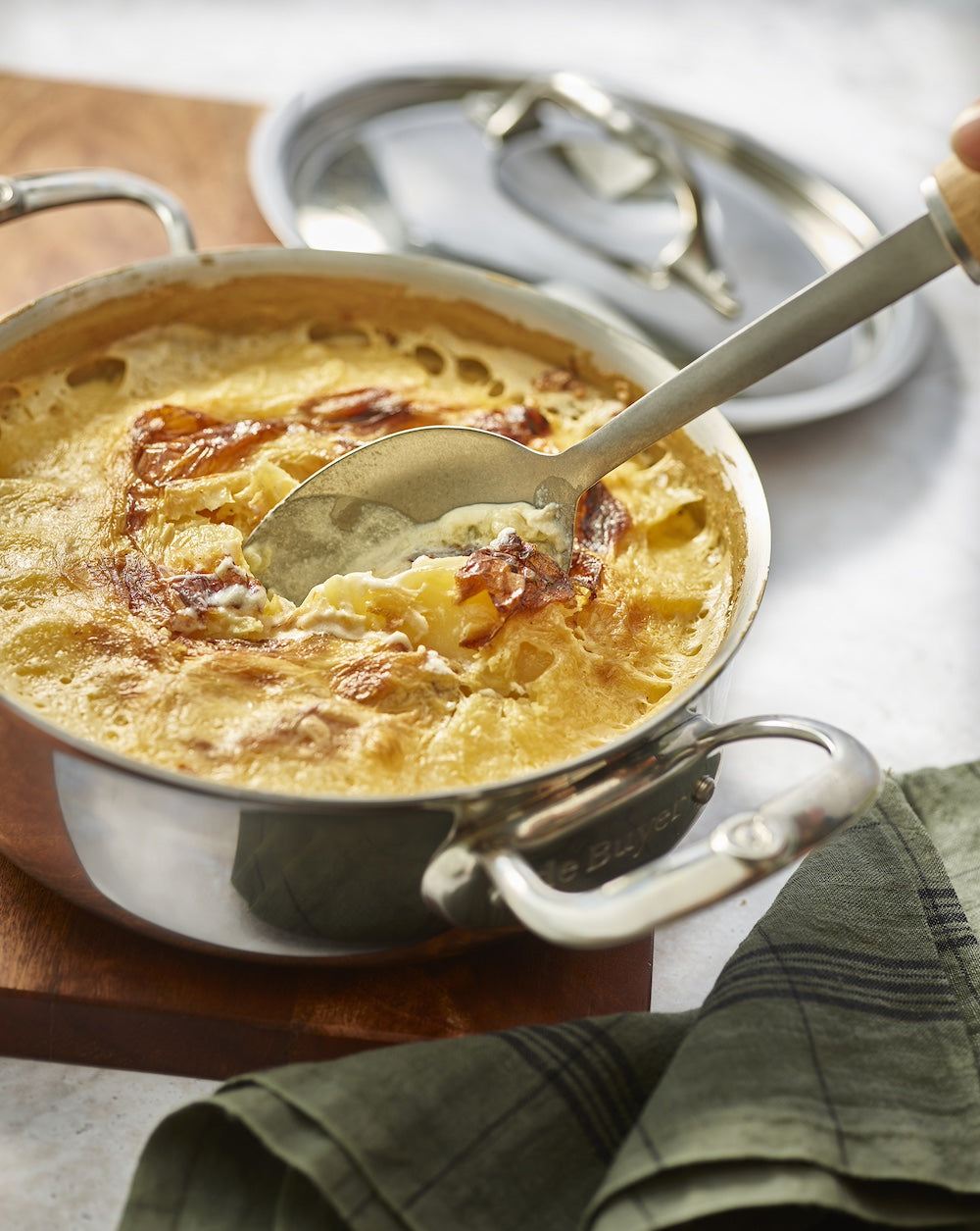 De Buyer Affinity 2.0 paistokasari, kaksi kahvaa ja kansi