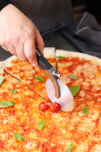 Microplane pizzahjul med degpickare 