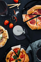 Microplane pizzahjul med degpickare 