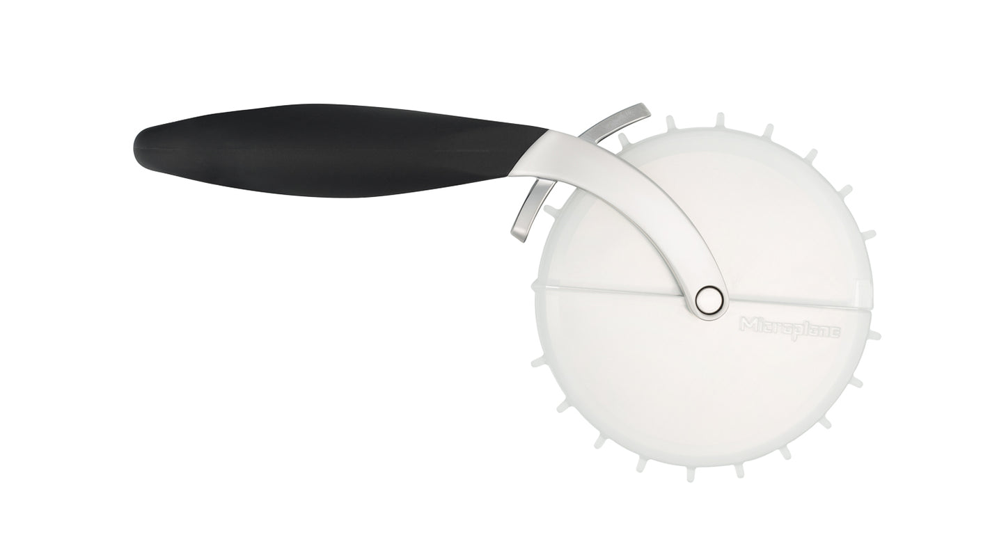 Microplane pizzaleikkuri ja taikinarei’ittäjä