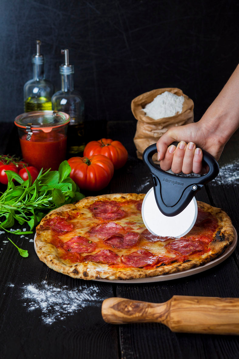 Microplane pizza cutter